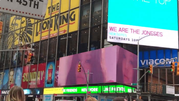 Видеоклипы BLACKPINK и WINNER были показаны на Таймс Сквер в Нью-Йорке
