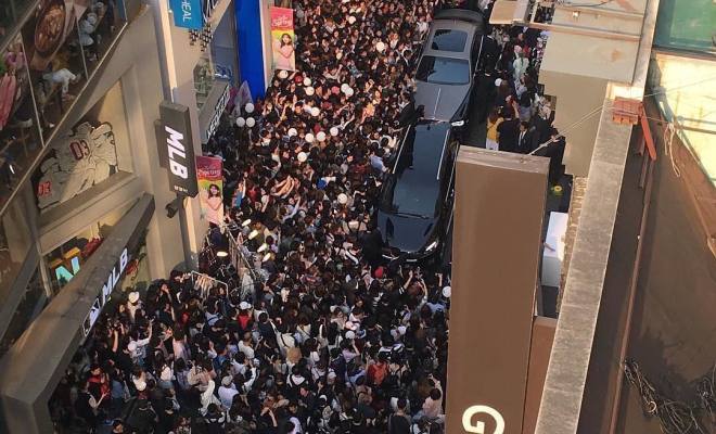 Поклонники перекрыли улицу, чтобы встретиться с G-Dragon