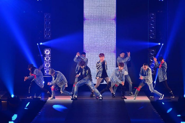 EXO-CBX выступили на "Girls Award 2017" с заглавной песней из японского альбома