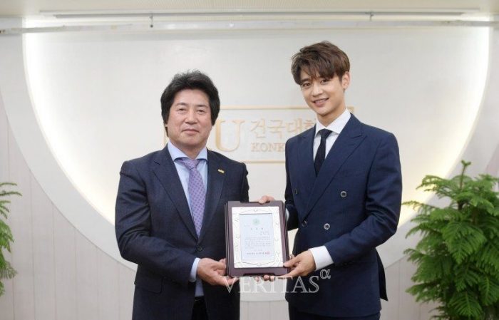 Минхо из группы SHINee был удостоен награды одного из лучших университетов Кореи