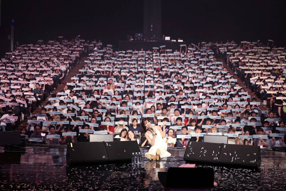 Проводится концерт. Концертный зал кпоп. Концерт solo kpop. Концерт в Корее. Южная Корея концерты.