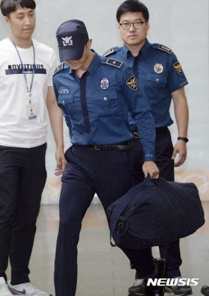 T.O.P покидает полицейский участок, в котором он проходил свою военную службу