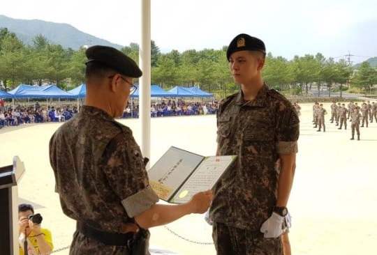 Джу Вон завершил базовую военную подготовку с высокими оценками