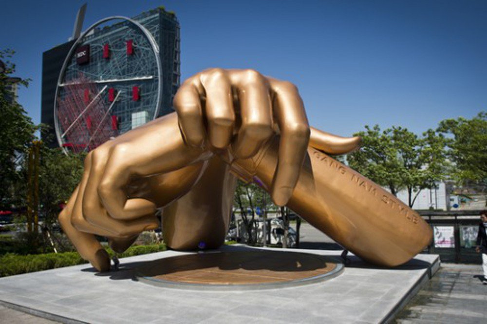 Реакция PSY на золотую статую стоимостью 357 000 долларов в честь "Gangnam Style" 