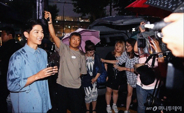 Сон Джун Ки впервые появился на публике поле новостей о его отношениях с Сон Хе Гё
