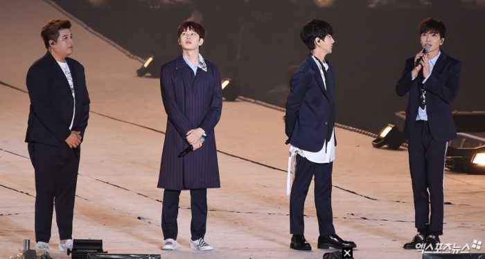 Поклонники не смогли сдержать своих слез, видя только четырех участников Super Junior на концерте "SMTOWN LIVE"