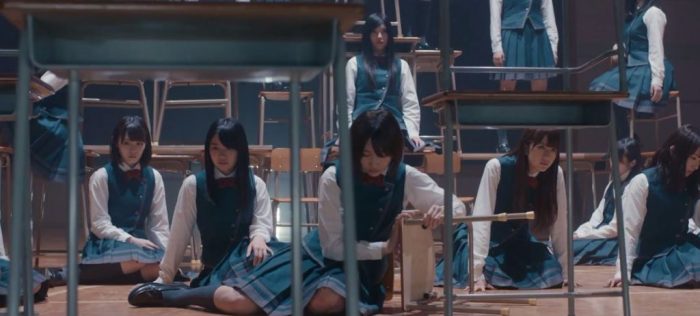 Keyakizaka46 принимают свои причуды в новом клипе «Eccentric»