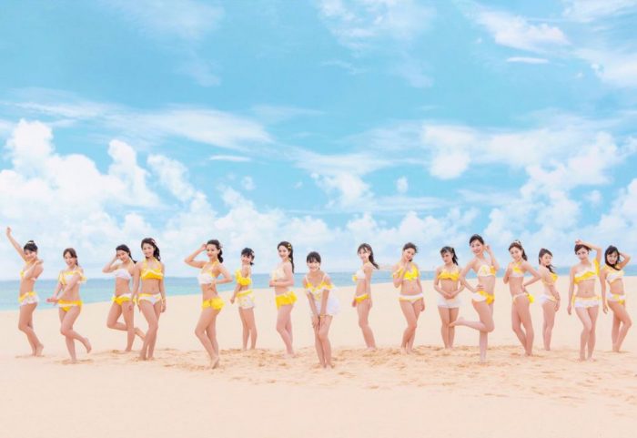 SKE48 на тайваньском пляже в клипе на «Igai ni Mango»