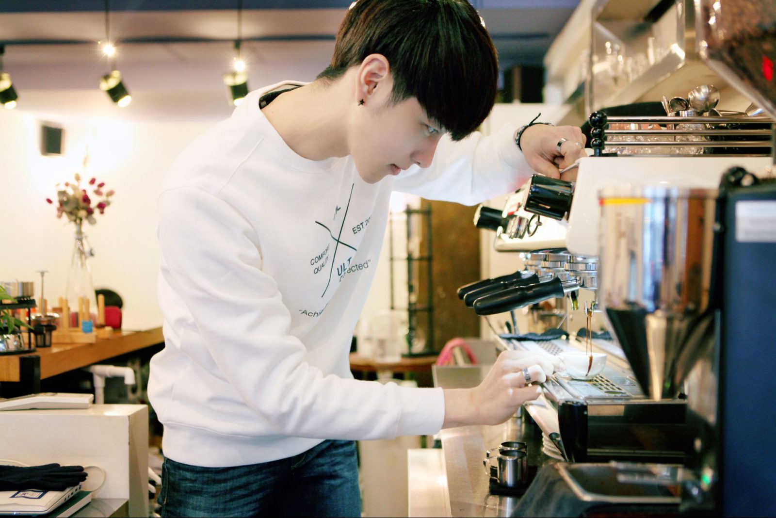 Искусство в чашке: корейский бариста удивляет любителей кофе своим талантом