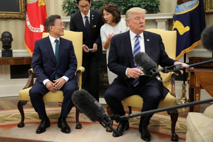 Трамп попросил корейских журналистов не устраивать хаос в Овальном кабинете