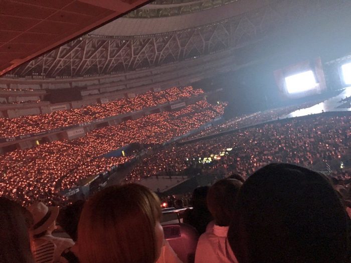 Поклонники TVXQ продемонстрировали свою преданность на концерте SMTOWN в Осаке
