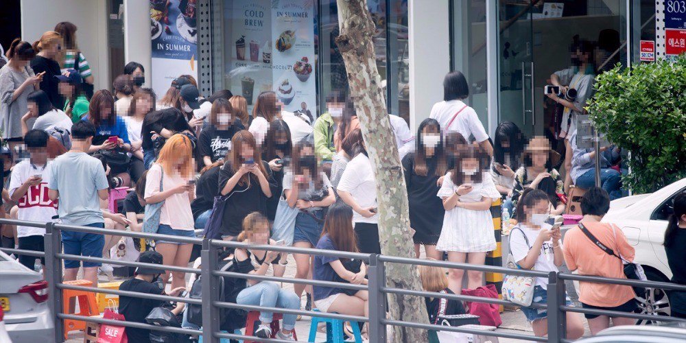 Полиции пришлось приехать на съемки Wanna One из-за жалоб на толпу поклонников