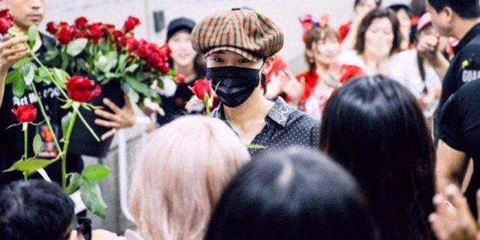 G-Dragon лично дарит розы своим поклонницам в Осаке