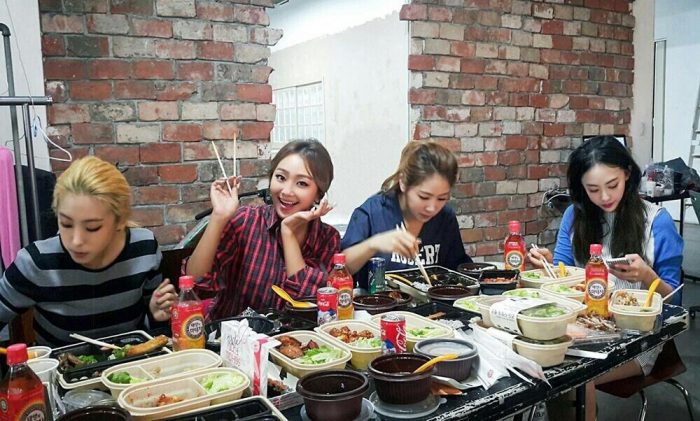 Владелец корейского ресторана рассказывает о привычках участников популярных групп