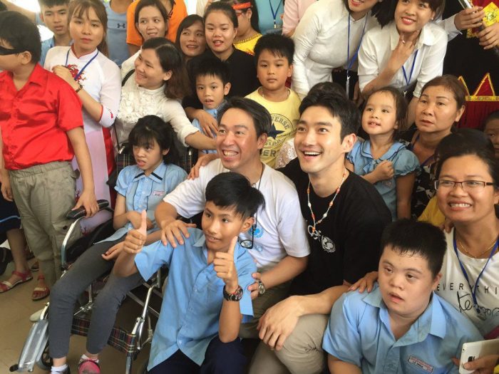 Шивон посетил Danang Inclusive Education Center, как волонтёр ЮНИСЕФ
