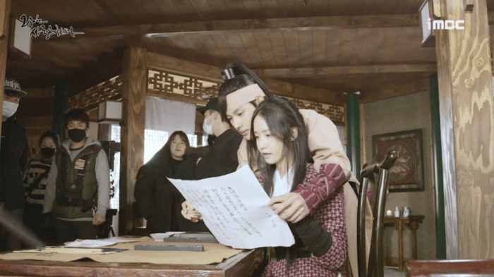 Канал MBC поделился закадровыми видеороликами со съемок дорамы "Любовь короля"