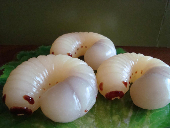 Сладости в виде личинок и гусениц появились в одной из кофеен Японии