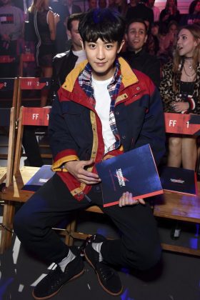 Чанёль из EXO стал центром внимания на шоу-показе "Tommy Hilfiger" в Лондоне