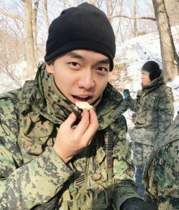В сети появились новые армейские фотографии Ли Сын Ги