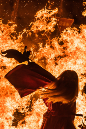 Фантастические образы на фестивале огня на севере Японии