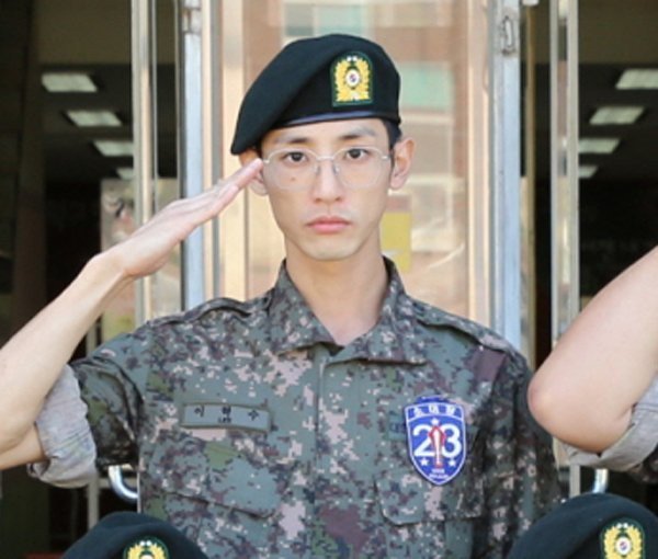 YG Entertainment объяснили, почему умолчали об уходе Ли Су Хёка в армию