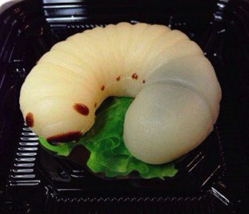 Сладости в виде личинок и гусениц появились в одной из кофеен Японии