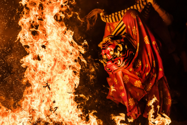 Фантастические образы на фестивале огня на севере Японии