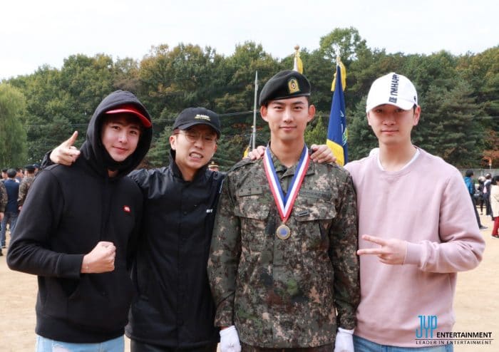 Участники 2PM поддержали Тэкёна на церемонии завершения начальной военной подготовки