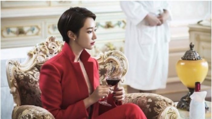 Го Чон Хи в образе роковой женщины в стиллах дорамы "Неприкасаемые"