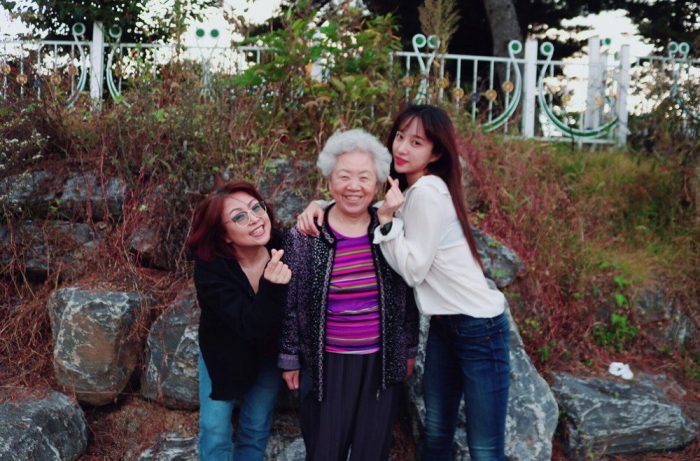 Хани из EXID отпраздновала Чусок вместе с мамой и бабушкой