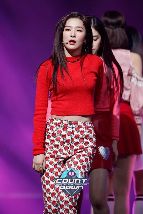 Поклонники считают, что этот цвет делает образ Сыльги из Red Velvet ещё ярче