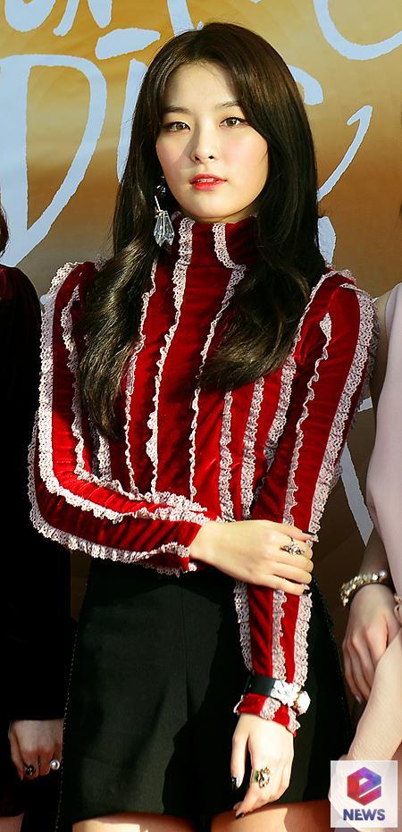 Поклонники считают, что этот цвет делает образ Сыльги из Red Velvet ещё ярче