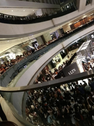 Сумасшедшее количество поклонников скандируют имя Сехуна на мероприятии Valentino в Гонконге