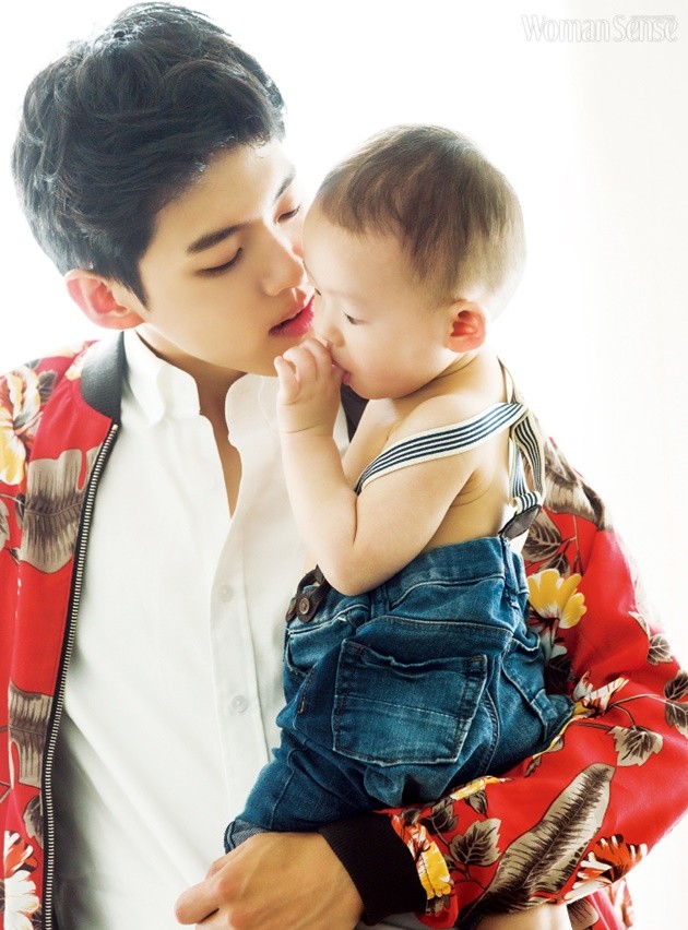 Бывший участник U-KISS Шин ДонХо поделился милыми фото со своим сыном