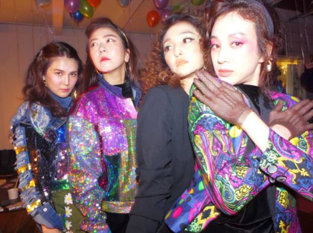Улётная вечеринка в стиле 80-х по случаю дня рождения Сон Дам Би