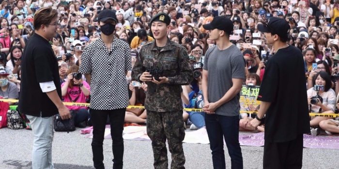 ЫнХёк упрашивал участников Super Junior посетить церемонию завершения его службы?