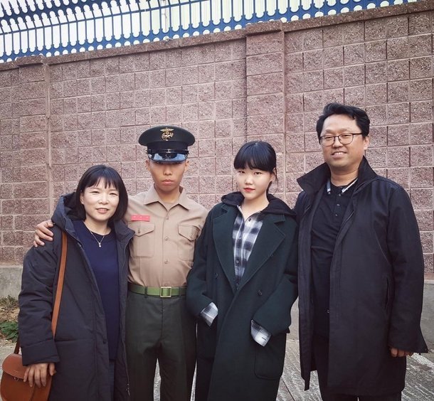 Су Хён из Akdong Musician навестила брата в армии