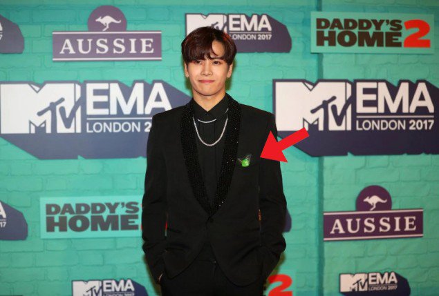 Поклонники GOT7 опознали "зелёную подсветку" Джексона во время "2017 MTV EMA"