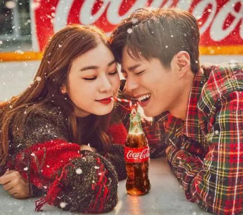 Пак Бо Гом и Ким Ён А наслаждаются Coca-Cola в рекламе Зимних Олимпийских игр 2018