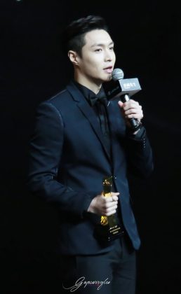Лэй из EXO победил в номинации 14-ой ежегодной церемонии "Esquire Man At His Best"