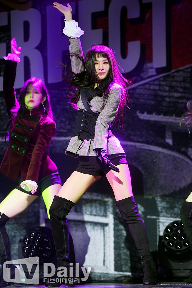 Red Velvet поразили своих поклонников новыми сценическими образами