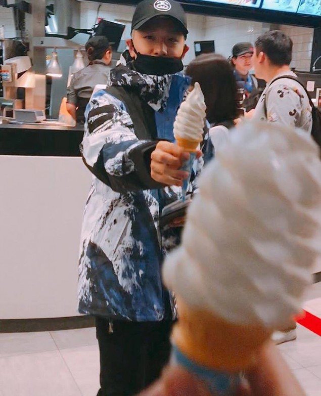 Тэян из BIGBANG угостил фанатов мороженым в аэропорту