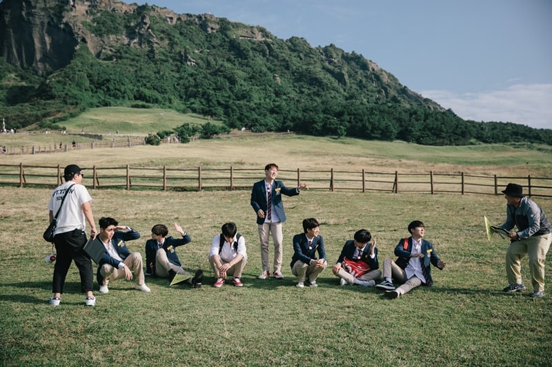 Участники iKON поделились своими эмоциями после школьной поездки