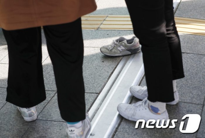 Фанат потерял ботинок, преследуя участников EXO в аэропорту