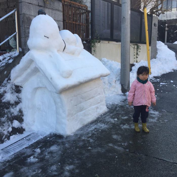 Герои аниме и не только появились на улицах Токио благодаря снегопаду