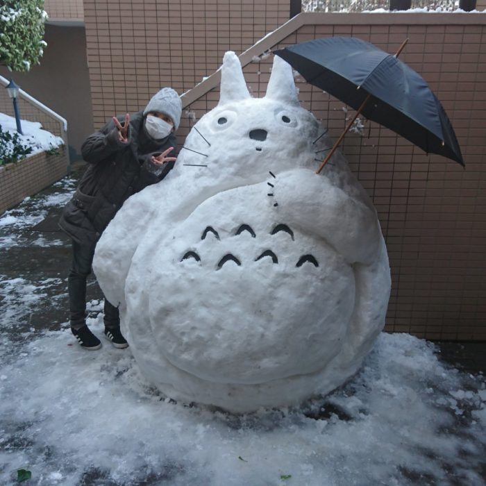 Герои аниме и не только появились на улицах Токио благодаря снегопаду