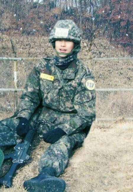 В сети появились армейские фотографии Ким Су Хёна