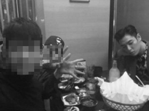 Новогодняя фотография T.O.P вызвала разногласия среди нетизенов