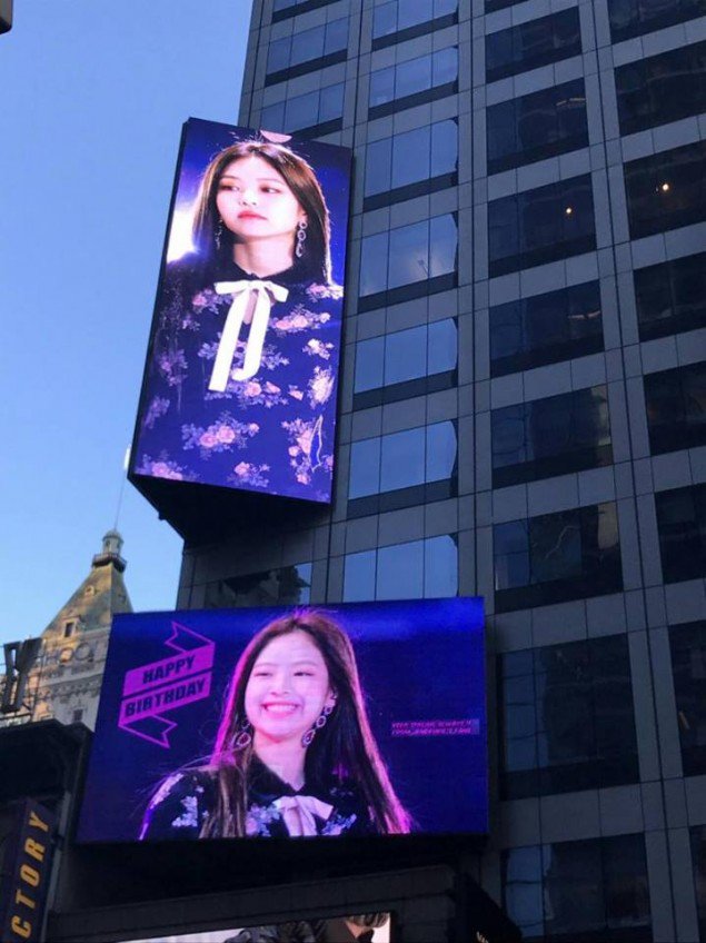 Поклонник арендует рекламный щит на Таймс-сквер, чтобы поздравить Дженни из BLACKPINK с днем рождения