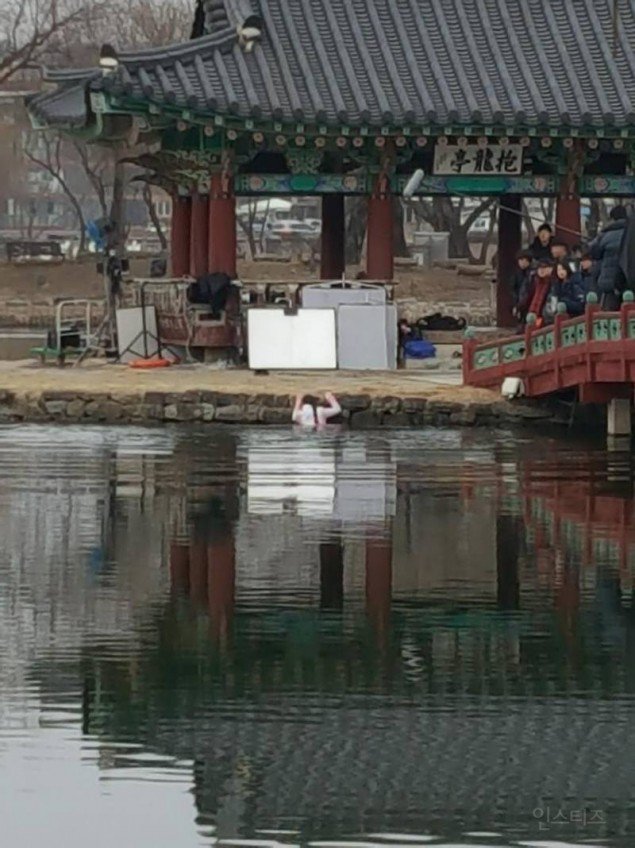 Режиссёр дорамы "Радио Романтика" извинился за съёмки Ким Со Хён в холодной воде